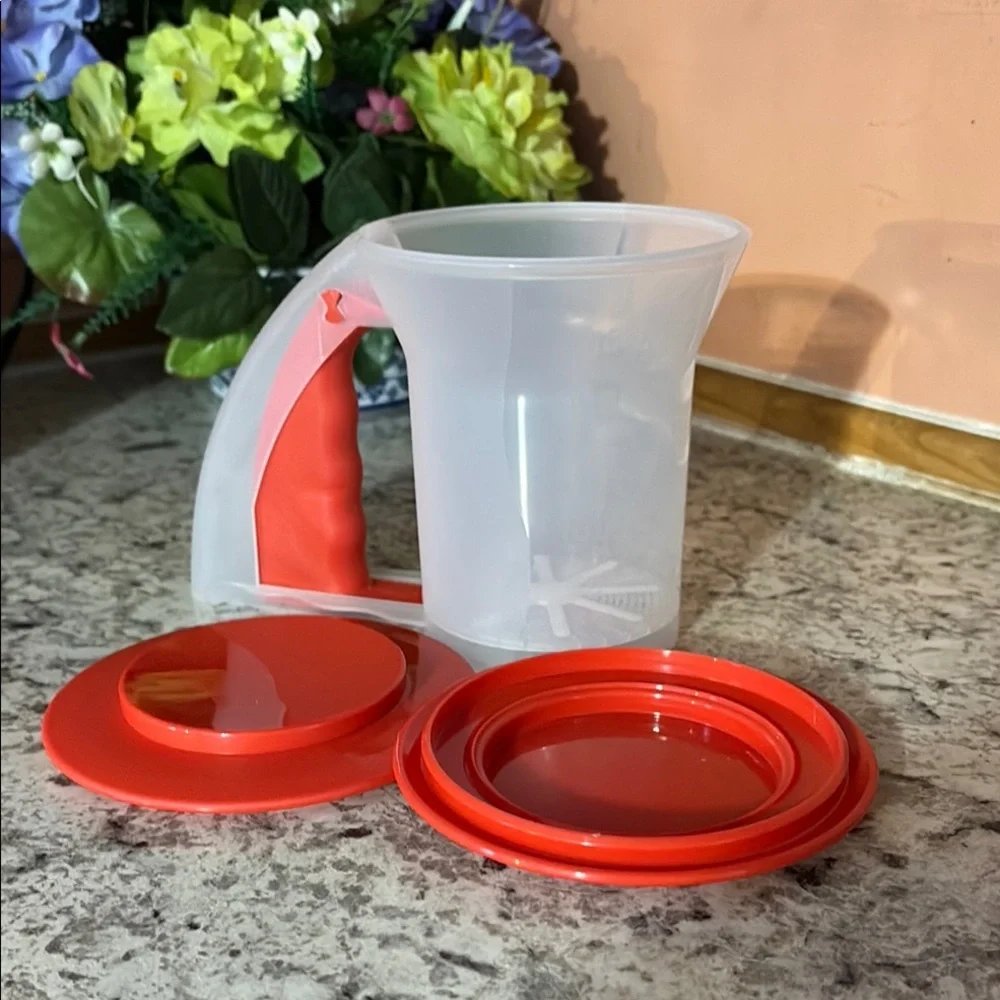 NWT Tupperware Sift 'N Store Sifter/ 8.8 oz/250 ml sifter and storage containe